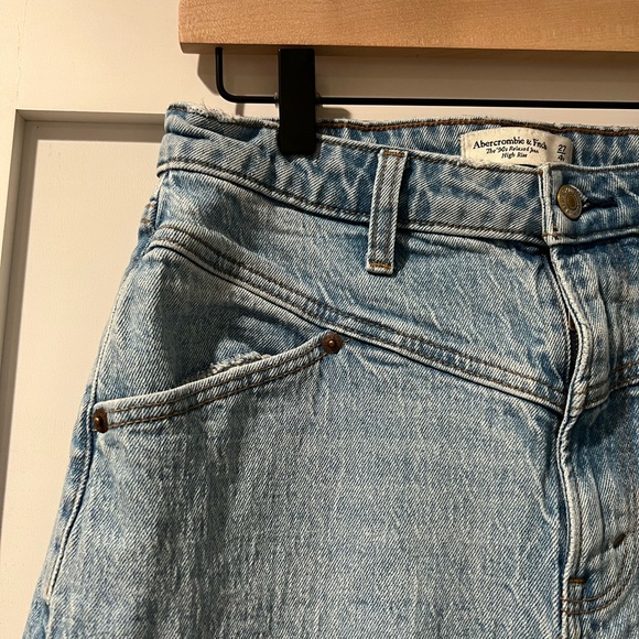 Abercrombie Curve Love 90s High Rise Relaxed Jeans- Size 27/4 - Picture 4 of 9